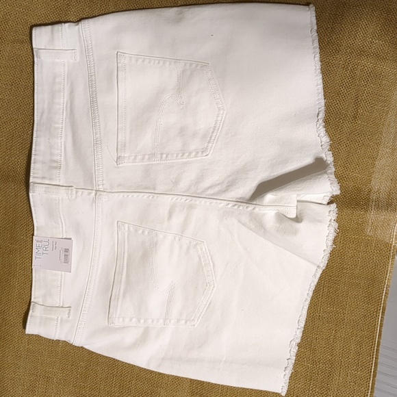 WHITE DENIM SHORTS - Picture 6 of 6